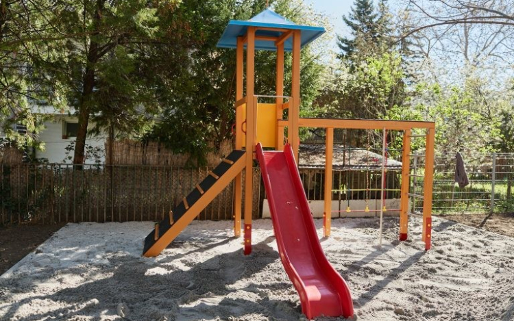 Megérkezett az utolsó adomány is a Bagolyvár Gyermekotthon megújuló udvarára