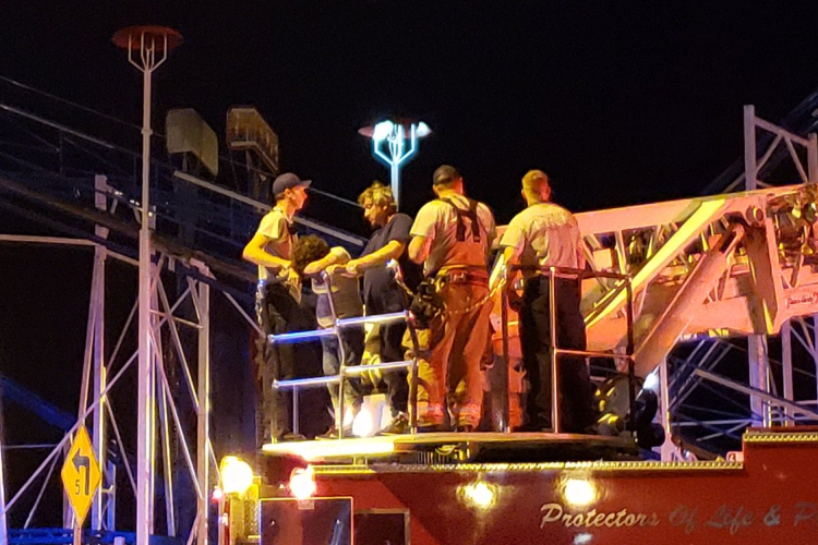 Kisiklott egy hullámvasút kocsija- Többen a levegőben lógtak, sokan lezuhantak