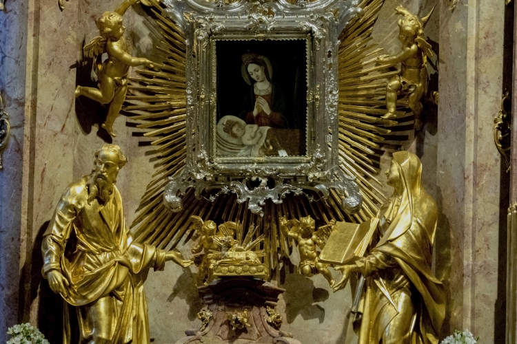 Híd a kultúra és a hit között