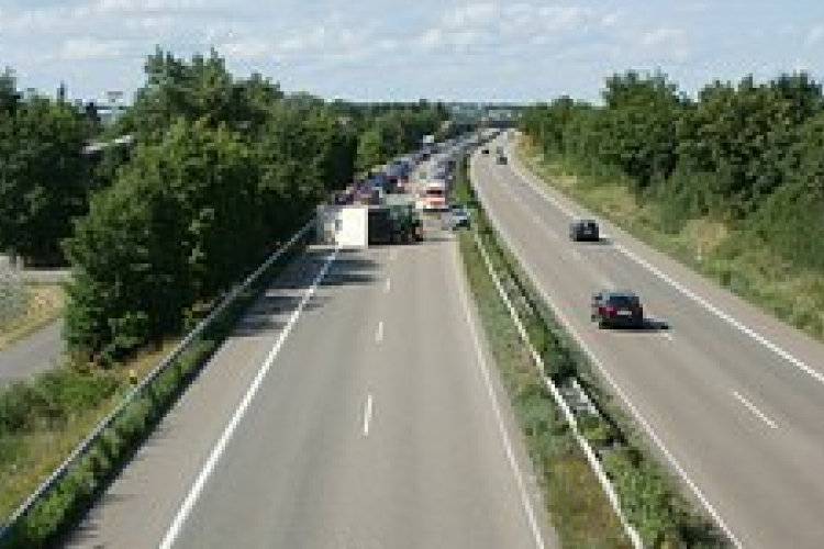 Felborult egy kamion az M1-es autópályán