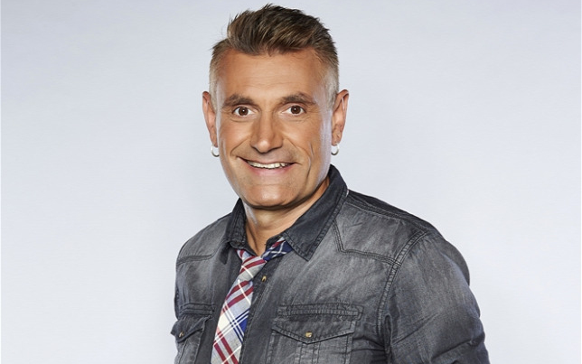 Kirabolták az Irigy Hónaljmirigy énekesét a repülőn