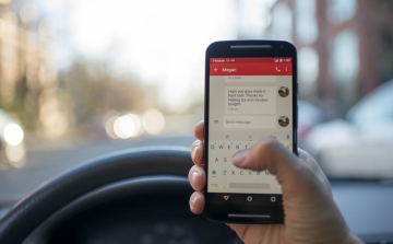 A vezetés közben mobilozókra csap le a rendőrség