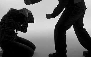 Bántalmazta, majd ellopta a nő kocsiját