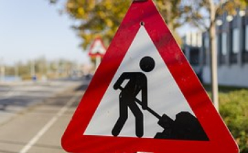 ÚJRA JÁRHATÓ A VONAL ÚT, IDEIGLENESEN ZSÁKUTCA A PINNYÉDI FŐ UTCA