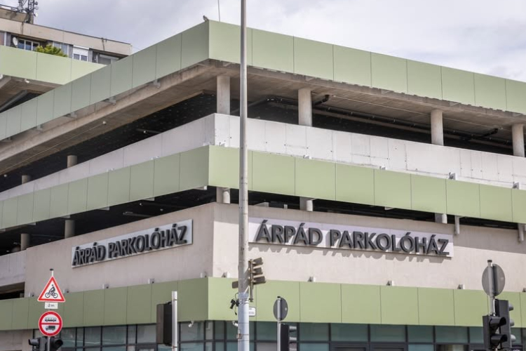 Nem működnek a liftek az Árpád parkolóházban