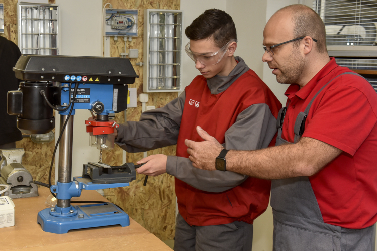 A napi gyakorlatot tanulhatják a jövő villamossági szakemberei Győrben