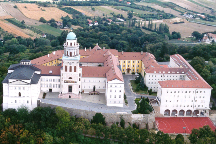 Pannonhalmán és Szombathelyen egyszerre nyílik Szent Márton-kiállítás