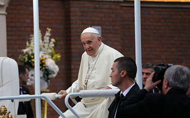 Letakartatták a magyar feliratot Ferenc pápa csíksomlyói miseruháján a román hatóságok