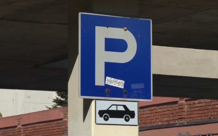 Korlátozzák a parkolást Győrben a Petőfi híd alatt