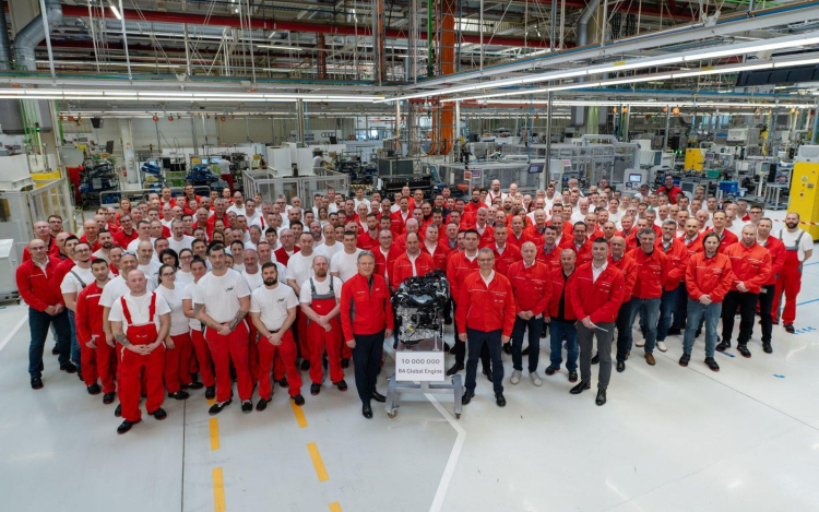 10 millió négyhengeres benzinmotor jubileuma Győrben