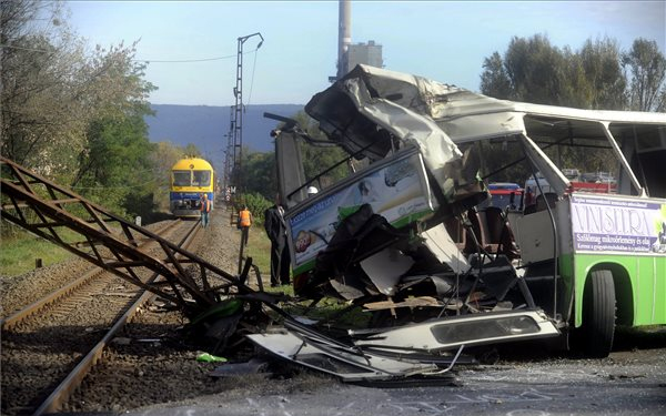Tatabányai buszbaleset - Szerda hajnalig járnak buszok Tatabánya és Oroszlány között