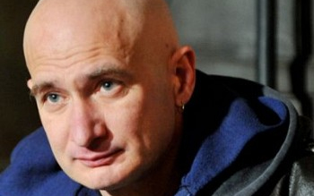 Egy szál sárga rózsával búcsúznak pénteken Cipőtől