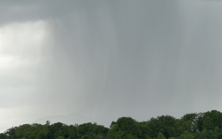 Lehűl a levegő és zápor, zivatar, valamint eső várható