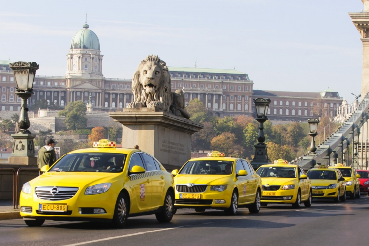 Megkéseltek, majd kiraboltak egy budapesti taxist