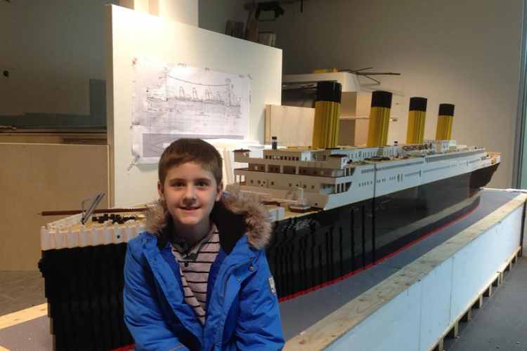 Autista fiú építette fel a világ legnagyobb Lego-Titanicját