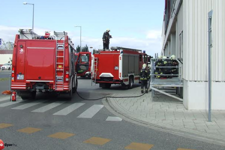 Tűzoltók rohamozták meg az Árkádot 