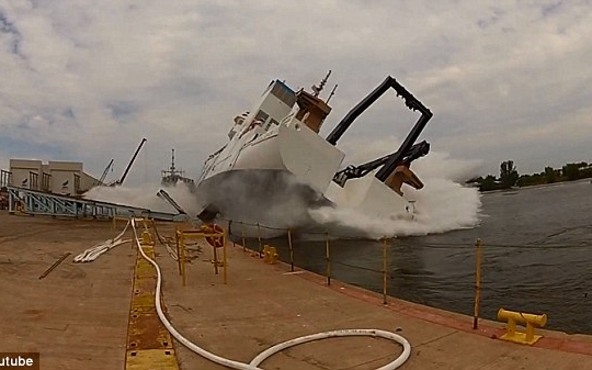 Elképesztő videó - Így ne tegyél óriáshajót vízre! 