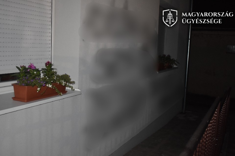 Fenyegető üzenetekkel firkálta össze a téti városházát egy 48 éves férfi