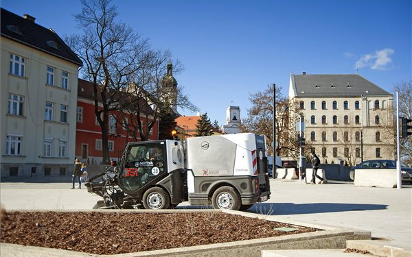 Munkába állt Győr új seprőgépe