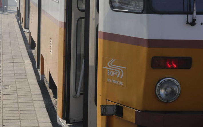 Gázolt a villamos Budapesten- a férfit a szerelvény alól szedték ki 