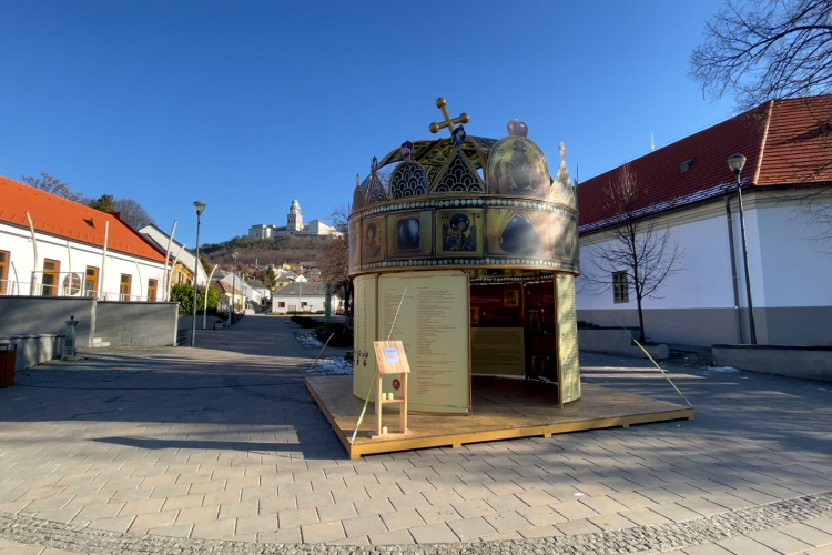 Ötméteres Szent Korona magasodik Pannonhalma Fő terén