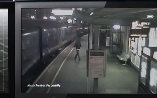 Vonat alá lökte egy galamb - Videó