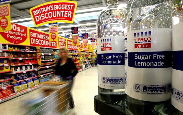 Börtönbe került, mert levizelte a Tesco kólakészletét