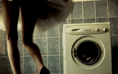 Mosógépbe zárta magát két kisgyerek, megfulladtak