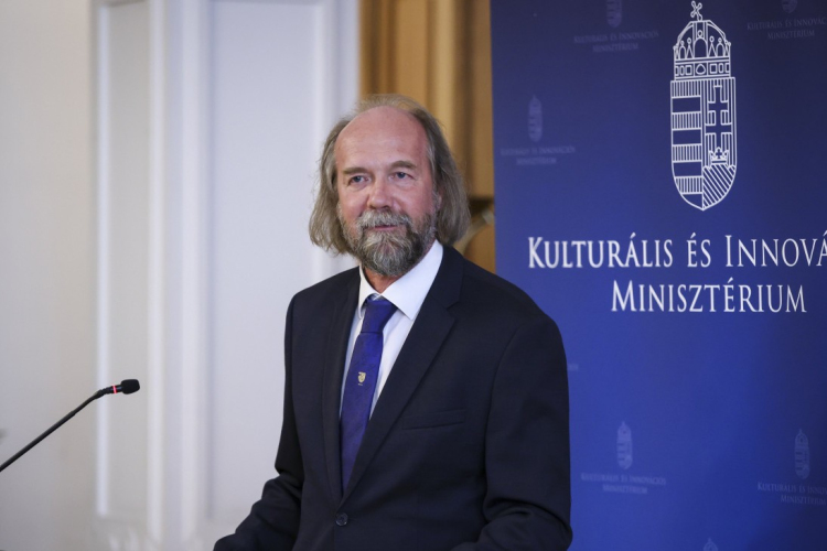 Tíz éve választották országos elnökké Horváth Pétert, a Révai igazgatóját