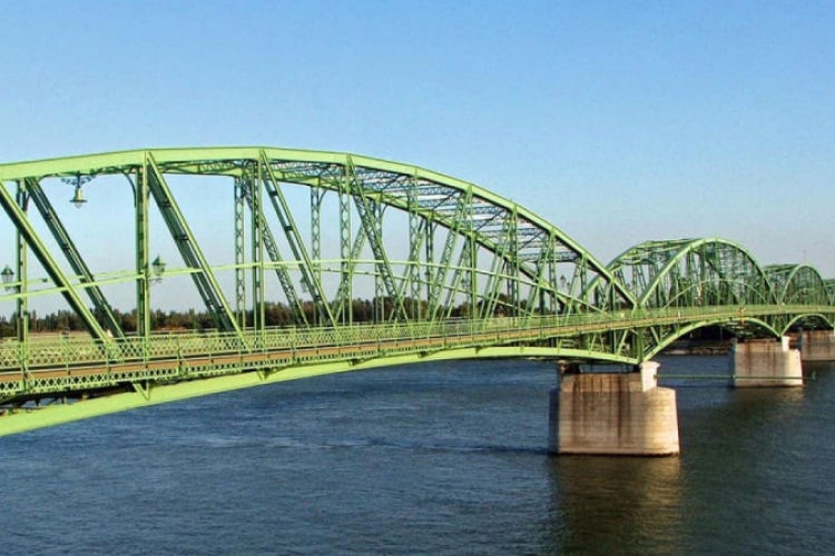 Újra nyitva áll a komáromi átkelő a magyar és a szlovák állampolgároknak