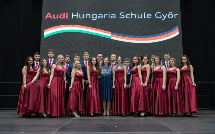 Hagyományos magyar szalagavatót tartottak az Audi iskolában