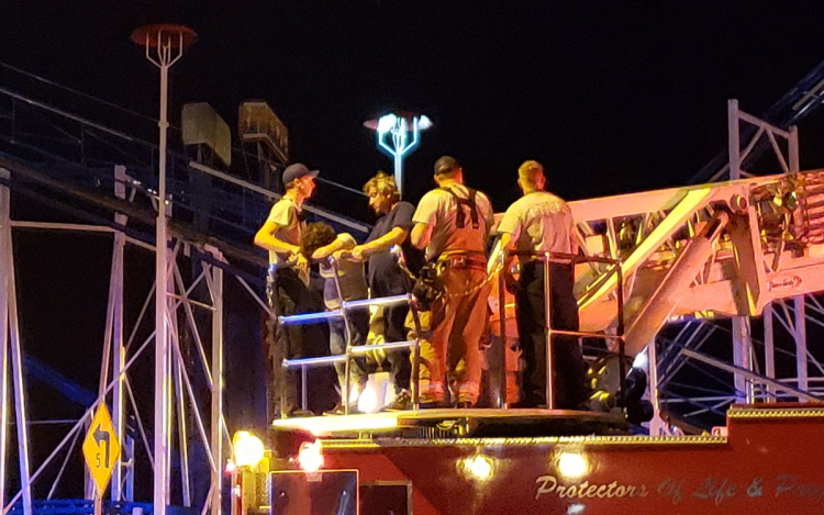 Kisiklott egy hullámvasút kocsija- Többen a levegőben lógtak, sokan lezuhantak