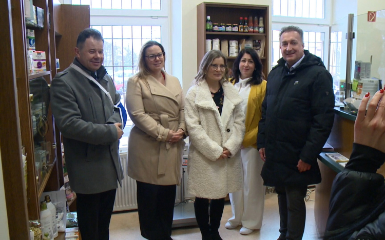 Bioboltban nyitottak postapontot Nagybajcson