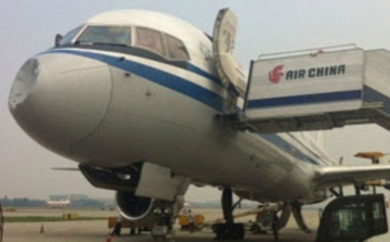 Ufó horpasztotta be a repülőgép orrát? 