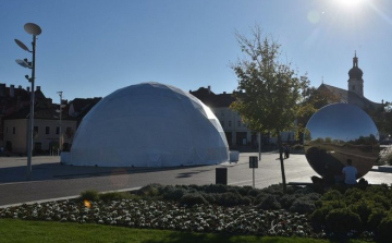 Egyedülálló gömbsátor nyílt Győrben 