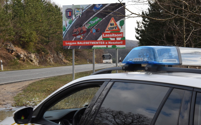 Ismeretlen közúti táblákat helyezett ki a rendőrség a Balaton mellett