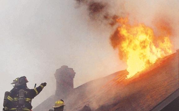 Leégett a Bedő Pékség Ménfőcsanaki üzemének tetőszerkezete, a tűzoltók kárszakértői még a helyszínen vannak! 