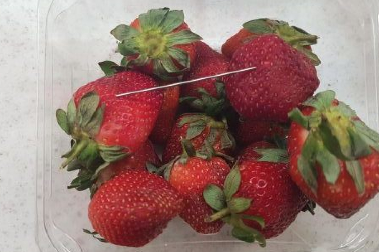 Tűket szúrt az eladásra szánt eperbe, vádat emeltek ellene