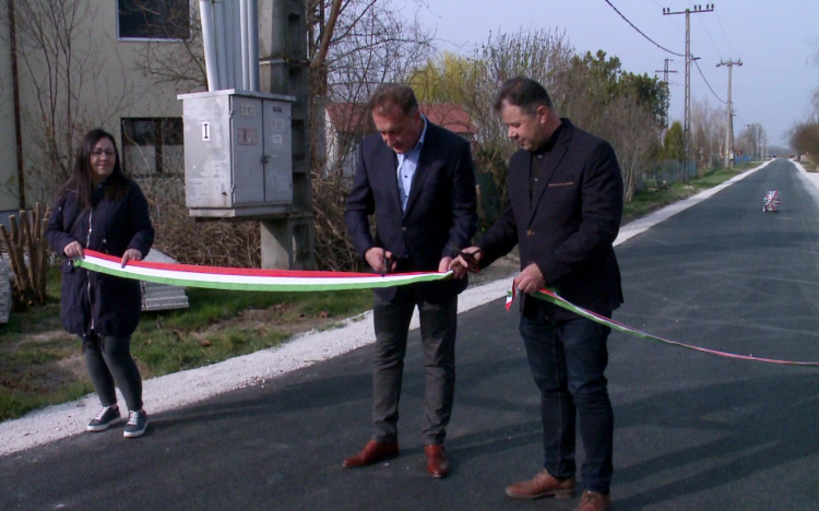 Forgalmas út újult meg Nagybajcson