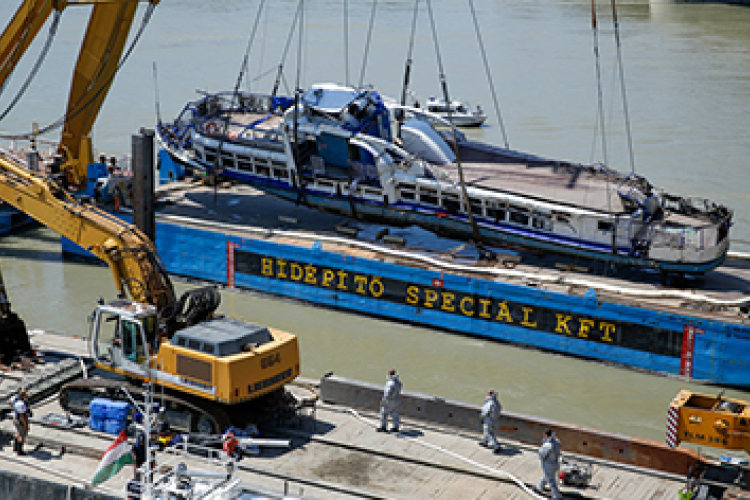 Egy koreai kislány holttestét is kiemelték ma, már az uszályon a Hableány