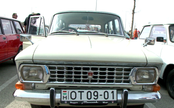 Veterán autók lepték el a parkolót