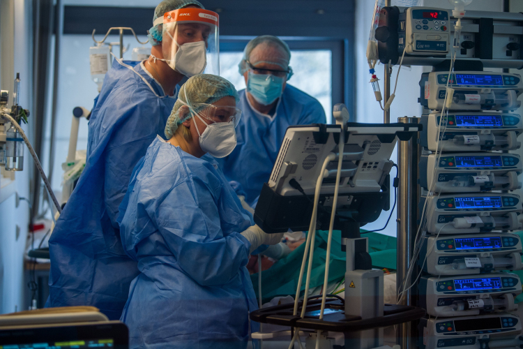 A fertőzöttek száma 292,5 millió, a halálos áldozatoké több mint 5,449 millió a világon