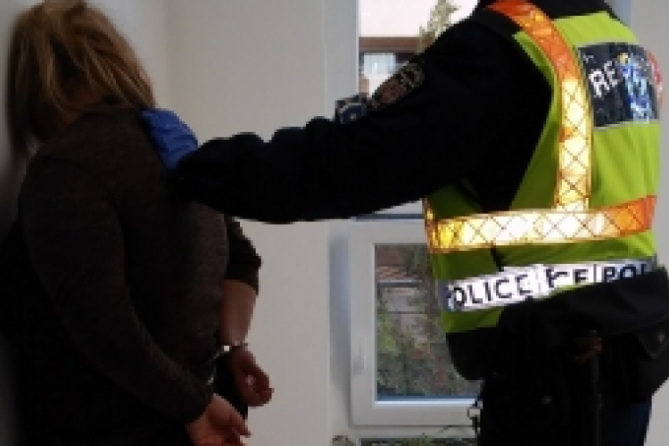 Egy tatai panzióban ölte meg 8 éves kislányát 