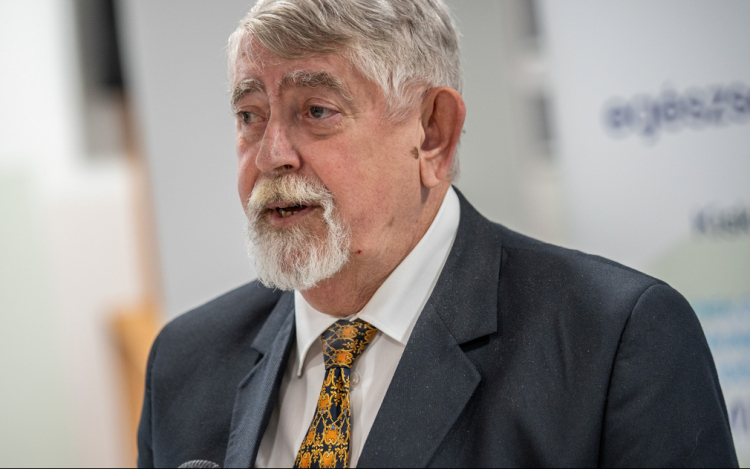 A jövőben akár börtönt is kaphatnak kamudiplomák kiadásáért vagy természetgyógyászati kuruzslásért