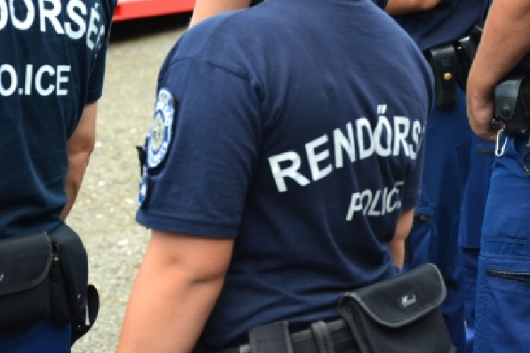 Motorost keresnek a rendőrök testi sértés miatt 