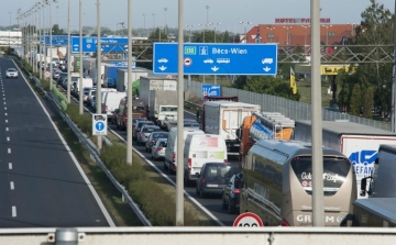 Torlódik a tehergépjármű-forgalom az M1-es autópályán