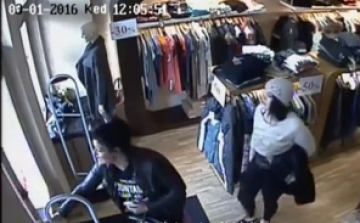 Ruhákat loptak egy soproni üzletből - videóval