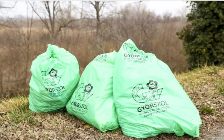 Kétszáz zsák szemét volt a töltés mellett