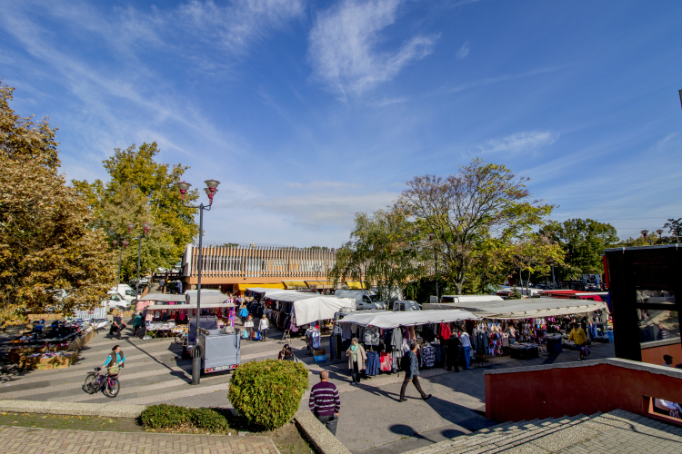 Elköltözött a Vásárcsarnok - A sátrasok maradnak
