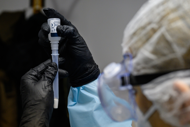 Brit vizsgálat: sokkal kisebb eséllyel okoz súlyos betegséget az omikron, mint a többi variáns